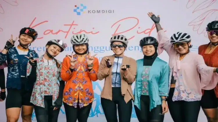 Menkomdigi: Perempuan Garda Terdepan Lindungi Anak di Dunia Digital 1 Meutya Hafid menyerukan pentingnya peran perempuan dalam membentuk ruang digital yang aman dan sehat bagi anak-anak saat memimpin kegiatan Kartini Ride: Perempuan Tangguh Mengayuh di Jakarta pada Selasa (22/4/2025). ANTARA/HO-Kementerian Komunikasi dan Digital