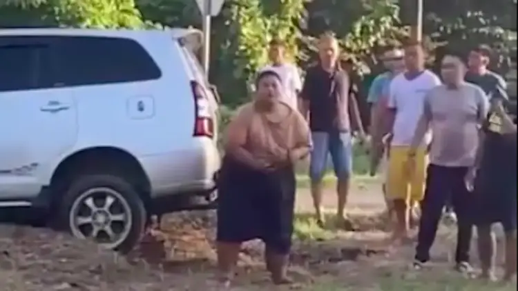 Tragis! Seorang Pria Tua Meninggal Ditabrak Mobil, Pelaku Diduga Anak Sendiri 1 Pria yang diduga sebagai pelaku penabrak orangtua sendiri di Pariaman. (dok. tangkapan layar)