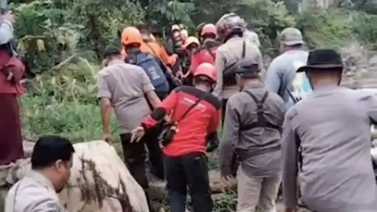 Evakuasi bocah hanyut di sungai simpang gadut oleh tim gabungan. (tangkapan layar)