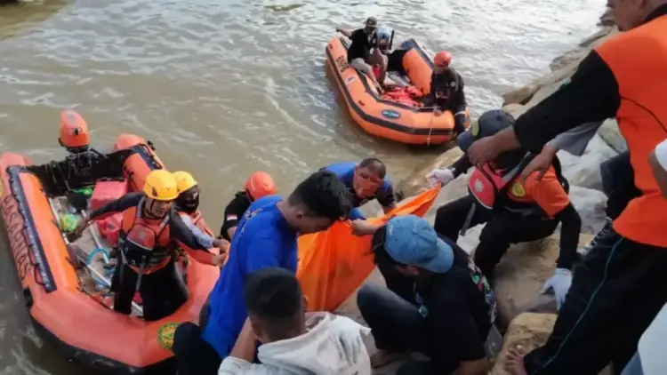 Korban Tenggelam di Sungai Simpang Kalumpang Ditemukan Meninggal, Operasi SAR Ditutup 1 evakuasi korban hanyut