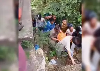 Evakuasi korban jatuh ke sungai di Sitinjau Lauik, kawasan Panorama 1, Kecamatan Lubuk Kilangan, Kota Padang. (dok. tangkapan layar)