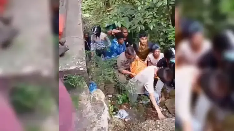 Satu Keluarga Terjun ke Sungai di Sitinjau Lauik Karena Rem Blong, Seorang Meninggal 1 Evakuasi korban jatuh ke sungai di Sitinjau Lauik, kawasan Panorama 1, Kecamatan Lubuk Kilangan, Kota Padang. (dok. tangkapan layar)