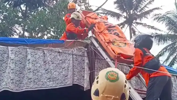 Tim Basarnas Padang evakuasi korban tersengat listrik di Limapuluh Kota. (dok. Basarnas Padang)