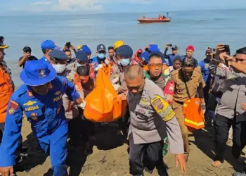 Evakuasi korban terseret ombak di pantai Ujuang Batu, Kecamatan Koto Tangah, Kota Padang. Korban ditemukan meninggal dunia atau kode hitam. (dok. Basarnas Padang)