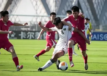 Gelandang Timnas U-17 Nazriel berduel dengan pemain Korea Utara. (dok. PSSI)