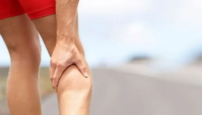 Kaki Terasa Pegal? Kenali Penyebab, Faktor Risiko dan Cara Mengatasinya