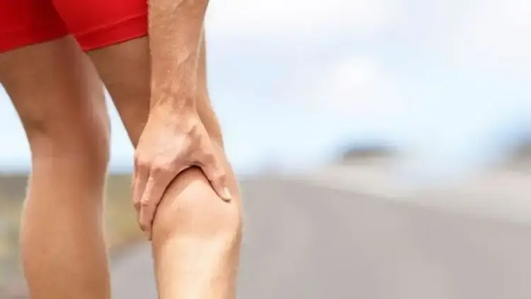 Kaki Terasa Pegal? Kenali Penyebab, Faktor Risiko dan Cara Mengatasinya 1 ilustrasi kaki pegal. (dok. istimewa)