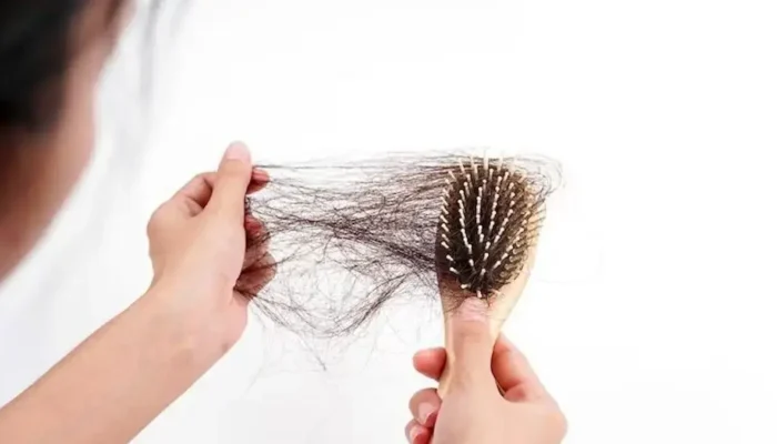 Rambut Rontok Saat Keramas, Apakah Normal? Ini Penjelasan Medisnya