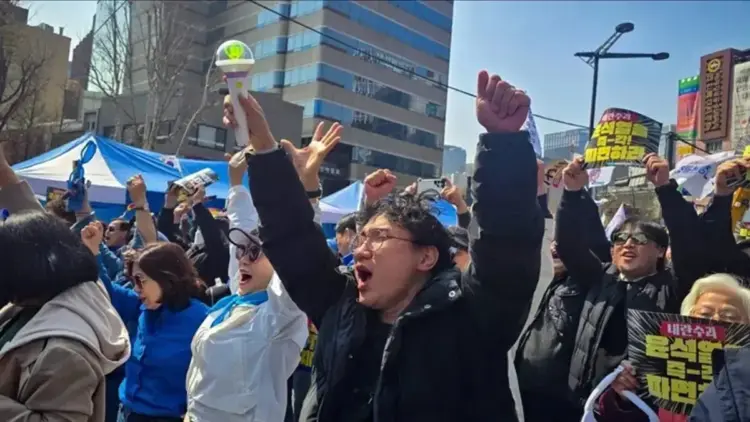 Ilustrasi - Massa berunjuk rasa di Korea Selatan. ANTARA/Anadolu/py