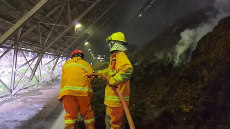 Karyawan Semen Padang yang bekerja saat libur Lebaran. (dok. Humas)