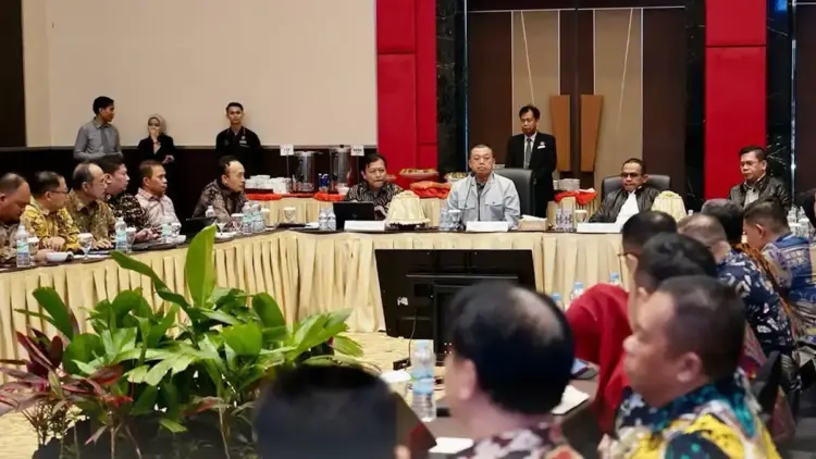 Menteri Nusron Instruksikan Jajaran Kanwil BPN Sulsel Permudah Sertifikasi Tanah bagi Warga Miskin Ekstrem 1 Koordinasi Menteri ATR BPN Nusron Wahid untuk sertifikasi tanah bagi warga miskin ekstrem di Sulsel. (dok. ATR/BPN)