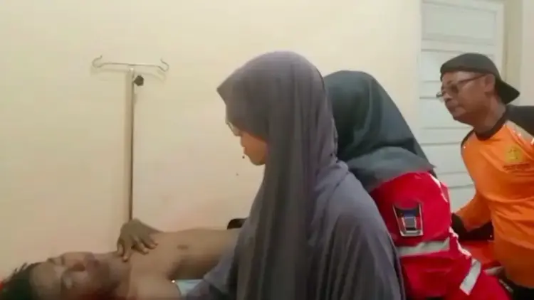 Terseret Ombak di Pantai Air Manis, Wisatawan Asal Solok Diselamatkan Tim Gabungan 1 Korban terseret ombak di Pantai Air Manis Padang saat diperiksa tim medis. (dok. WA Grup Kebencanaan)