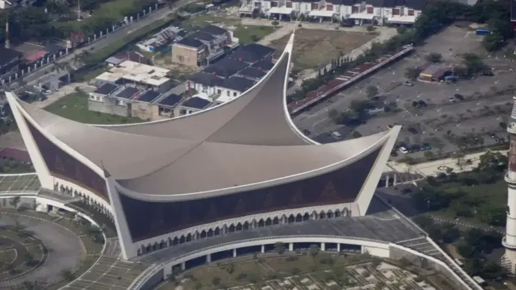 Ini Pertimbangan LKAAM terkait Usulan Sumbar jadi Daerah Istimewa Minangkabau 1 Foto udara Masjid Raya Syekh Ahmad Khatib Al-Minangkabawi di Sumatera Barat. (ANTARA/Muhammad Zulfikar)