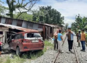 Minibus Rusak Parah Bagian Depan Usai Tertemper KA Minangkabau Ekspres di Duku