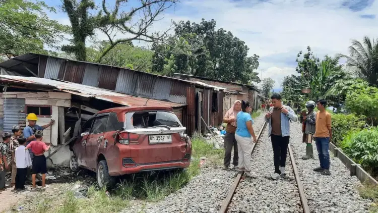 Minibus dihantam kereta di kawasan Duku, Kabupaten Padang Pariaman. (dok. istimewa)