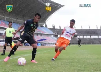 Pemain PSPP Rudi Doang saat melewati pemain Josal FC. (dok. FB Kominfo Padang Panjang)