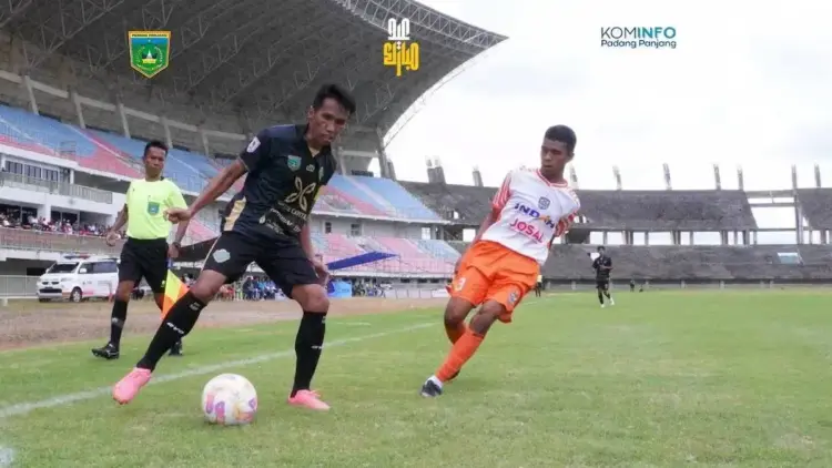 Pemain PSPP Rudi Doang saat melewati pemain Josal FC. (dok. FB Kominfo Padang Panjang)