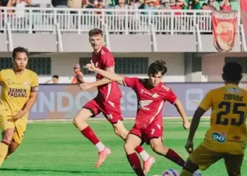 Pemain Semen Padang FC Zidane Afandi mencoba menghadang pemain muda PSM Victor Dethan. (dok. Twitter PSM Makasar)