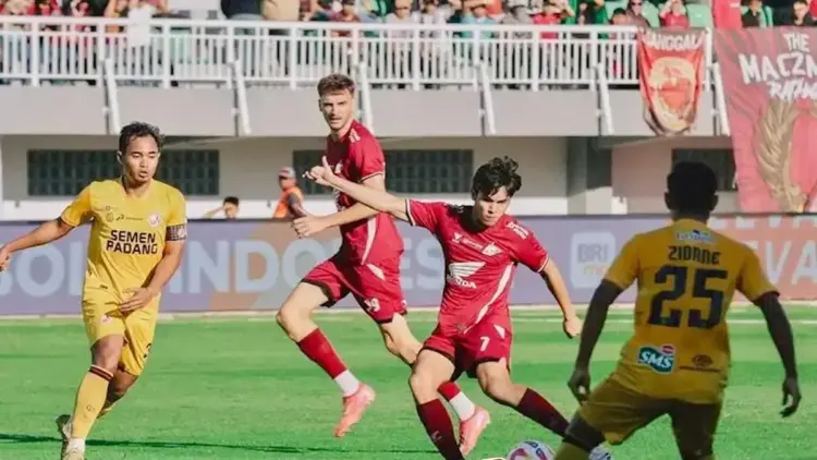 Pemain Semen Padang FC Zidane Afandi mencoba menghadang pemain muda PSM Victor Dethan. (dok. Twitter PSM Makasar)