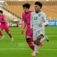 Pemain Timnas U-17 berebut bola dengan pemain Korsel U-17. (dok. PSSI)
