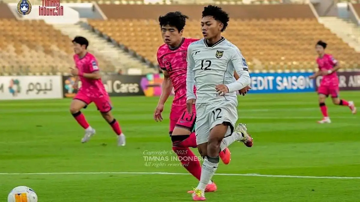 Pemain Timnas U-17 berebut bola dengan pemain Korsel U-17. (dok. PSSI)