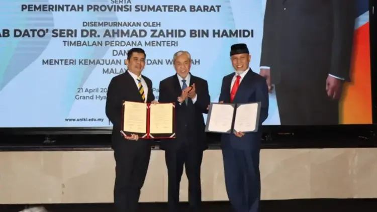 Pemprov Sumbar Teken Letter of Intent dengan UniKL dan EMGS untuk Pendidikan Vokasi Islami 1 Pemprov Sumbar tekan Letter of Intent terkait kesepakatan dalam pendidikan vokasi islami. (dok. adpsb)