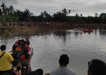 Pencarian bocah SD hanyut terseret arus di Sungai Batang Kandis, Lubuk Buaya, Kecamatan Koto Tangah. (dok. Humas BPBD)