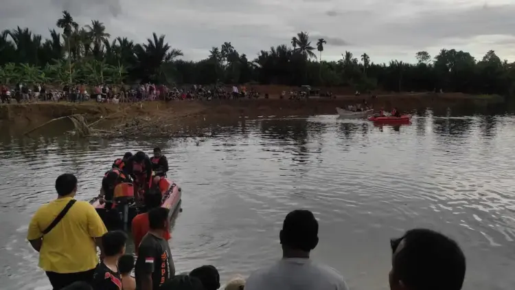 Pencarian bocah SD hanyut terseret arus di Sungai Batang Kandis, Lubuk Buaya, Kecamatan Koto Tangah. (dok. Humas BPBD)