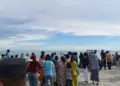 Sekitar 16 remaja dilaporkan terseret ombak di Pantai Tiku, Agam. 13 diantaranya selamat, seorang meninggal dan dua lagi dalam pencarian tim SAR. (dok. Basarnas Padang)