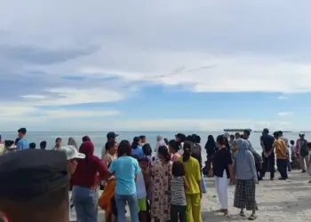 Sekitar 16 remaja dilaporkan terseret ombak di Pantai Tiku, Agam. 13 diantaranya selamat, seorang meninggal dan dua lagi dalam pencarian tim SAR. (dok. Basarnas Padang)