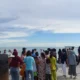 Sekitar 16 remaja dilaporkan terseret ombak di Pantai Tiku, Agam. 13 diantaranya selamat, seorang meninggal dan dua lagi dalam pencarian tim SAR. (dok. Basarnas Padang)