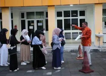 Pengawas UTBK SNBT 2025 mengarahkan para peserta ujian. (dok. Humas UNP)