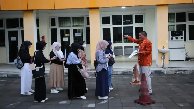 Pengawas UTBK SNBT 2025 mengarahkan para peserta ujian. (dok. Humas UNP)