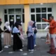 Pengawas UTBK SNBT 2025 mengarahkan para peserta ujian. (dok. Humas UNP)