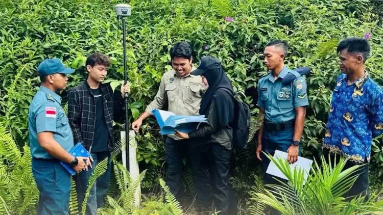 Petugas Ukur Perempuan di Daerah Terluar Indonesia, Hadir di Garis Depan dengan Pendekatan yang Inklusif 1 Pengukuran tanah di daerah terluar Indonesia. (dok. ATR/BPN)