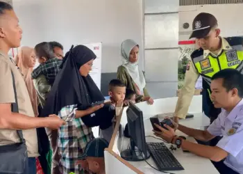 Penumpang KAI Divre II Sumbar membeli tiket. (dok. Humas KAI)