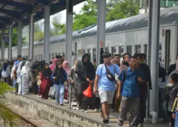 Penumpang kereta api Pariaman Ekspress saat libur Lebaran membludak. (dok. Humas KAI)