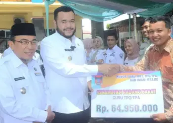 Wako Fadly Amran Serahkan Dana Operasional Triwulan I di Padang Barat 9 Penyerahan honor guru TPA di Kecamatan Padang Barat. (dok. Prokopim)