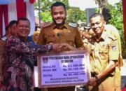 Wako Fadly Amran Serahkan Insentif RT RW saat Momen Halalbihalal