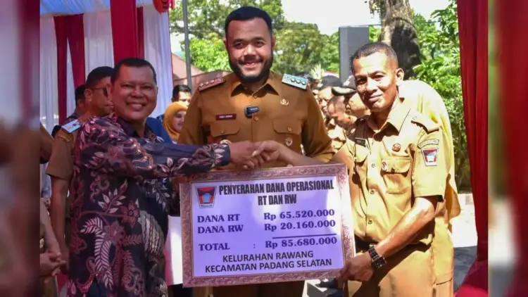 penyerahan insentif rt rw oleh Wako Padang