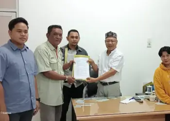 Ketua Pengprov Cabor dan KONI Daerah Seruduk Kantor KONI Sumbar, Jangan Tunda Tahapan Penyelenggaraan Musorprov! 1 Penyerahan surat terkait desakan kepada KONI Sumbar untuk tidak menunda Musorprov 2025. (dok. Radarsumbar)