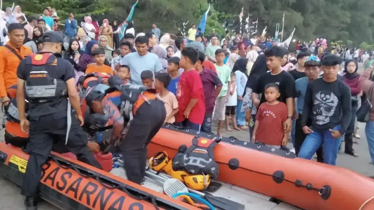 Persiapan Tim SAR Padang lakukan pencarian terhadap anak hanyut di Pantai Tiram, Padang Pariaman. (dok. Basarnas Padang)