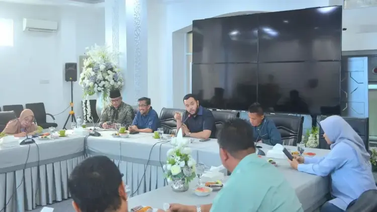 Pertemuan Wako Fadly Amran dengan pimpinan Unand terkait pengelolaan sampah. (dok. Prokopim)