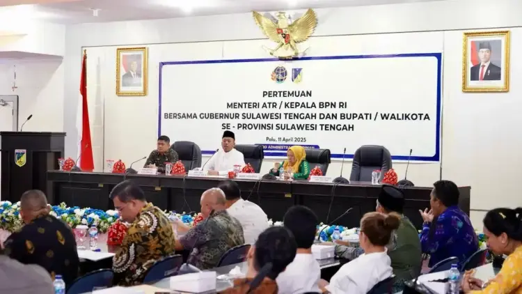 Menteri Nusron Ungkap Ada 1,1 Juta Hektare Tanah di Sulteng yang Bisa Diberdayakan untuk Kepentingan Masyarakat 1 Pertemuan menteri ATR BPN dengan Gubernur dan Kepala Daerah se-Sulteng. (dok. ATR/BPN)