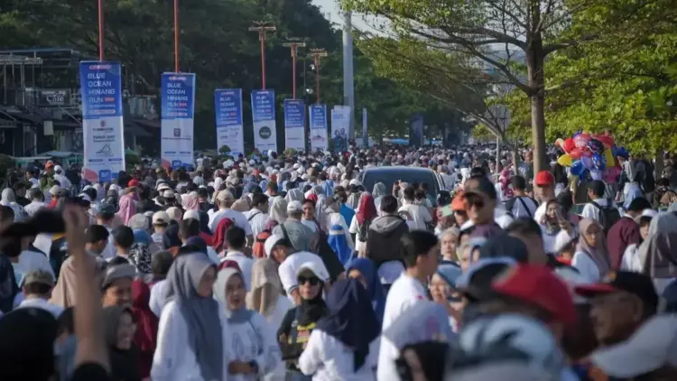 Ribuan Warga Padang Padati Fun Walk Blue Ocean Minang Run 2025 1 Peserta fun walk Blue Ocean Minang Run 2025. (dok. Prokopim)
