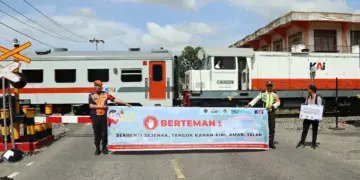Petugas KAI Divre II Sumbar ingatkan pengguna jalan tertib lalulintas dan aturan kereta. (dok. Humas KAI)