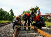 Tingkatkan Keselamatan Perjalanan KA, KAI Divre II Sumbar Lakukan Cek Lintasan dengan Jalan Kaki