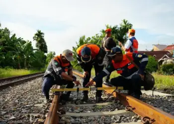 Petugas KAI Divre II Sumbar melakukan cek lintasan rutin. (dok. Humas)