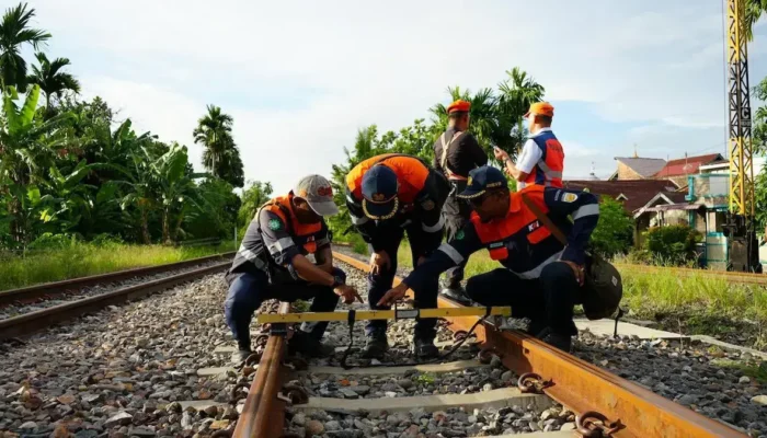 Tingkatkan Keselamatan Perjalanan KA, KAI Divre II Sumbar Lakukan Cek Lintasan dengan Jalan Kaki