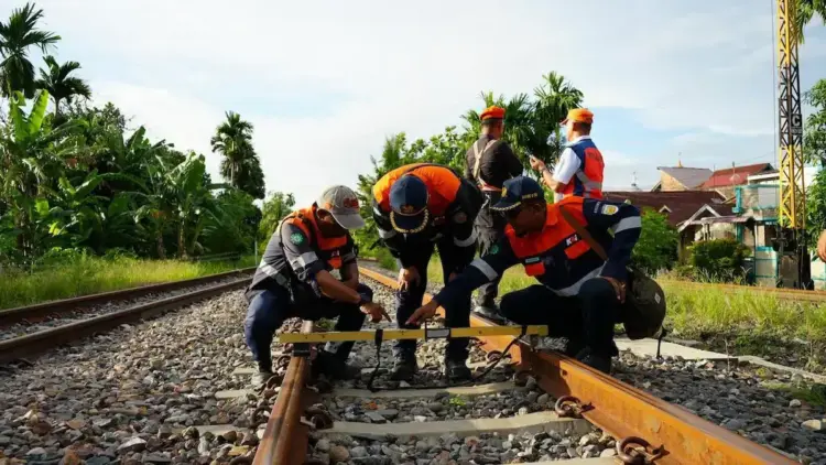 Tingkatkan Keselamatan Perjalanan KA, KAI Divre II Sumbar Lakukan Cek Lintasan dengan Jalan Kaki 1 Petugas KAI Divre II Sumbar melakukan cek lintasan rutin. (dok. Humas)
